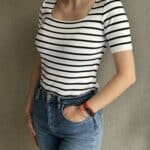 Kare Yaka Kısa Kol Çizgili Beyaz Triko Bluz