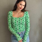 Desenli Kare Yaka Crop Bluz