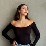 Kolu Tüy Detaylı Kayık Yaka Bluz